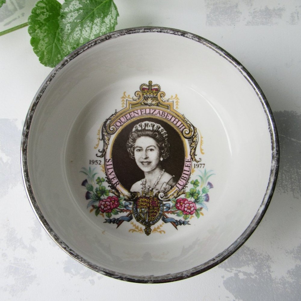 Trinket Dish Queen Elizabeth II Silver Jubilee 1977 Dartmouth Potteries England